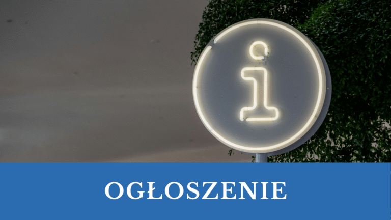 Neonowy znak informacyjny "i" na tle liści drzewa, z napisem na dole na tle niebieskim "OGŁOSZENIE"