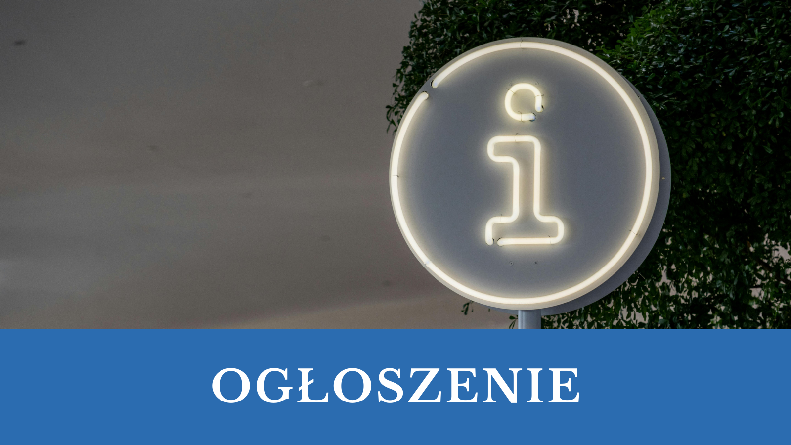 Neonowy znak informacyjny "i" na tle liści drzewa, z napisem na dole na tle niebieskim "OGŁOSZENIE"