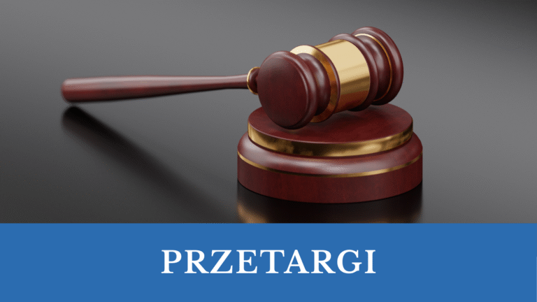 Na szarym tle sędziowski młotek w kolorze brązowym, napis na dole na niebieskim tle "PRZETARGI"