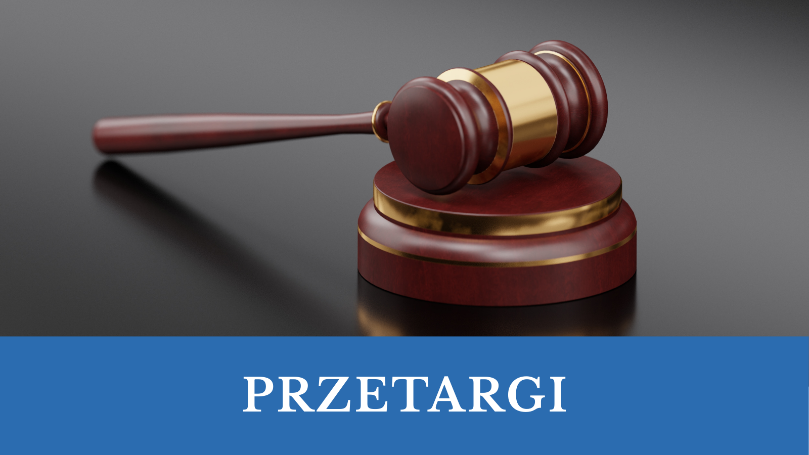 Na szarym tle sędziowski młotek w kolorze brązowym, napis na dole na niebieskim tle "PRZETARGI"