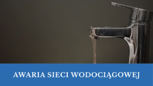 Z kranu leci słaby strumień wody, w dolnej części obrazka niebieski pasek z napisem Awaria sieci wodociągowej